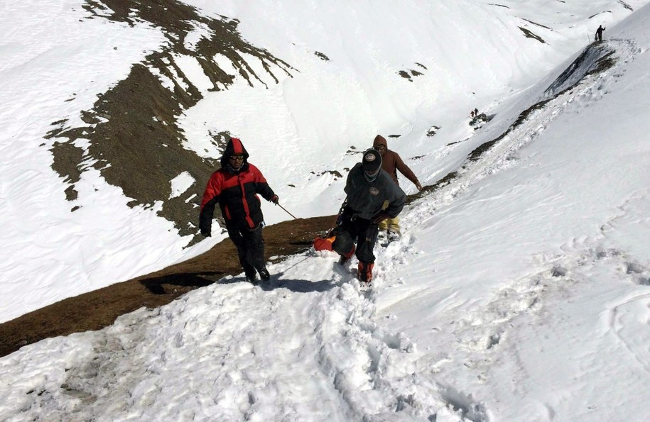 Bilans ofiar śmiertelnych w Himalajach wzrósł do 43 /NEPALESE ARMY (PAP/EPA) /PAP/EPA