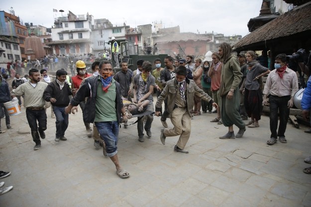 Bilans ofiar trzęsienia ziemi rośnie z godziny na godzinę /Narendra Shrestha /PAP/EPA