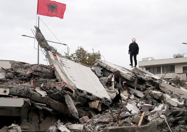 Bilans ofiar trzęsienia ziemi w Albanii wyniósł 50 ofiar i około 900 osób rannych /MALTON DIBRA /PAP/EPA