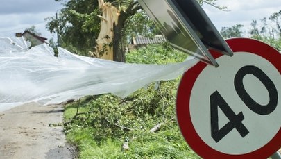 Bilans po nawałnicach: 15 tys. interwencji strażackich, ponad 60 tys. odbiorców bez prądu