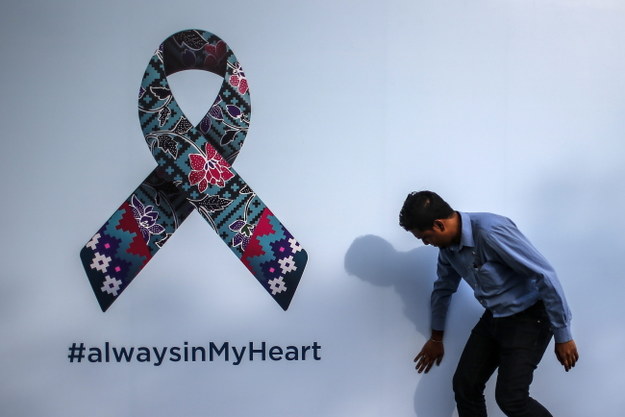 Bilbord upamiętniający tragedię przed siedzibą Malaysia Airlines /PAP/EPA/FAZRY ISMAIL /PAP/EPA