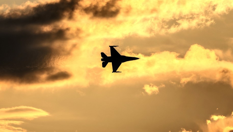 "Bild" poinformował o "bezprecedensowej bitwie powietrznej" na pograniczu ukraińsko-rosyjskim, w wyniku której zniszczony został rosyjski samolot Su-35 (na zdjęciu: wielozadaniowy myśliwiec F-16) /Shutterstock
