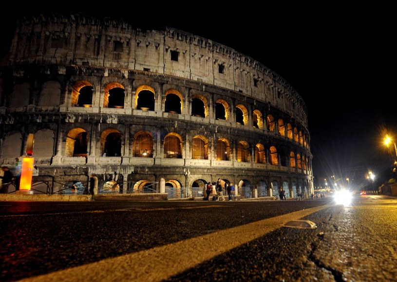 Bilet do Koloseum można kupić za pomocą smartfona /AFP