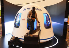 Bilet na lot w kosmos z Jeffem Bezosem. Sprzedano go za 28 mln dolarów
