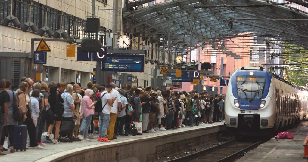 Bilet za 49 euro umożliwi podróże pociągami regionalnymi, podmiejskimi, metrem, autobusami i tramwajami przez trzy miesiące /Ying Tang/NurPhoto /AFP