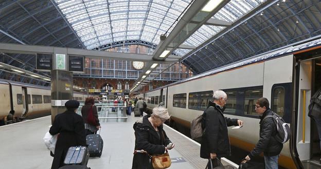 Bilety kolejowe od stycznia będą w Anglii i Walii droższe /AFP