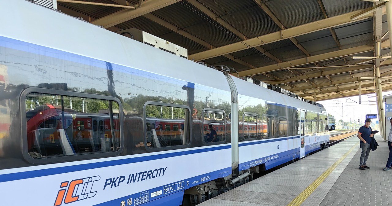 Bilety na pociągi PKP Intercity można kupić zarówno online, jak i w kasach na dworcach /Andrzej Zbraniecki/East News /East News