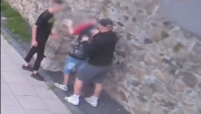 Bili i kopali. Policja nadal szuka jednego ze sprawców [NAGRANIE]