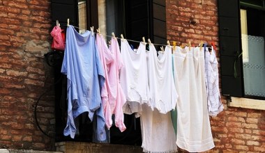 Білі сорочки та шкарпетки швидко посіріли. Додайте три таблетки, і вони знову виглядають як нові