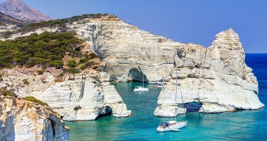 Білі вулканічні скелі острову та кришталева вода - ідеальна локація для неймовірних фото /Domena publiczna