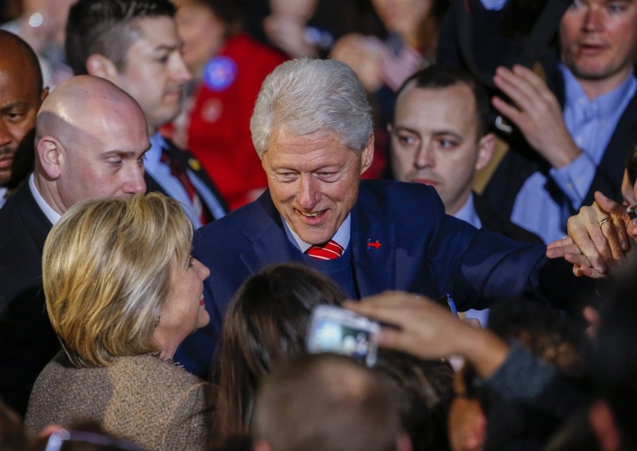 Bill Clinton z żoną /ERIK S. LESSER /PAP/EPA