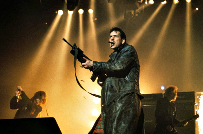 Bill Drummond wsławił się także innym niecodziennym numerem. W 1992 r. w czasie gali Brit Awards zaczął strzelać ślepakami w stronę publiczności... /materiały prasowe