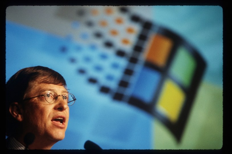 Bill Gates i "ikoniczne" logo systemu operacyjnego Windows / Porter Gifford/RETIRED / Contributor /Getty Images