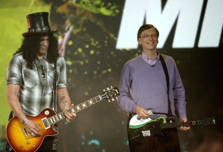Bill Gates i Slash grają w Guitar Hero 3 - CES 2008. Dla jednego z nich był to ostatni występ. /AFP