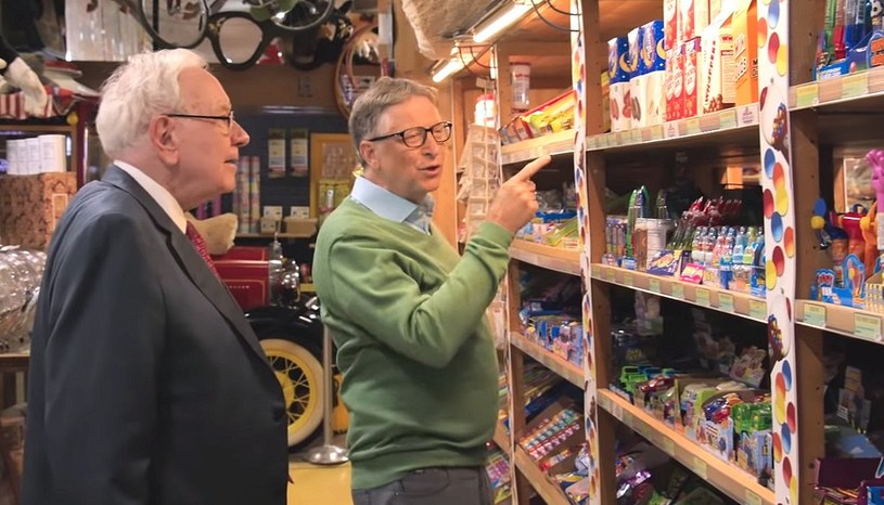 Bill Gates i Warren Buffett wspominają stare, dobre czasy w sklepie ze słodyczami /Geekweek