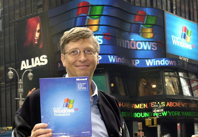 Bill Gates na Times Square - premiera Windowsa XP była wielkim wydarzeniem /AFP