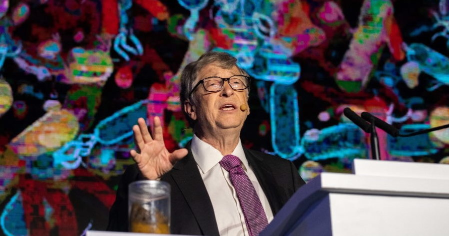 Bill Gates ostrzega przed COVID-19 w kolejnych miesiącach - początkowo przewidywał, że pandemia zakończy się w połowie tego roku /AFP