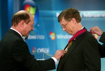 Bill Gates otrzymał od prezydenta Rumunii najwyższe odznaczenie - Order Gwiazdy Rumunii. /AFP