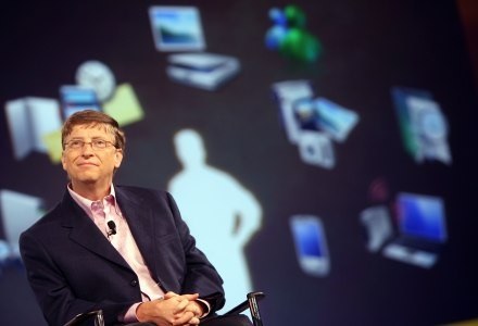 Bill Gates promuje swoją fundację w internecie /AFP