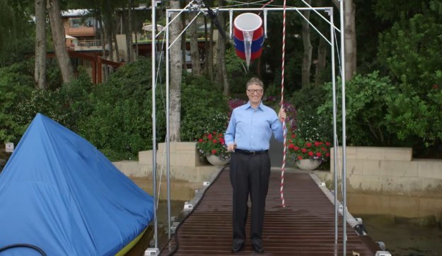 Bill Gates - ułamek sekundy przed "atakiem" Ice Bucket Challenge /materiały prasowe