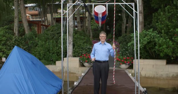 Bill Gates - ułamek sekundy przed "atakiem" Ice Bucket Challenge /materiały prasowe