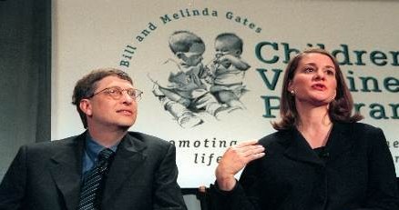 Bill i Melinda Gatesowie - od dzisaj wyłącznie zajmujący się filantropią. /AFP