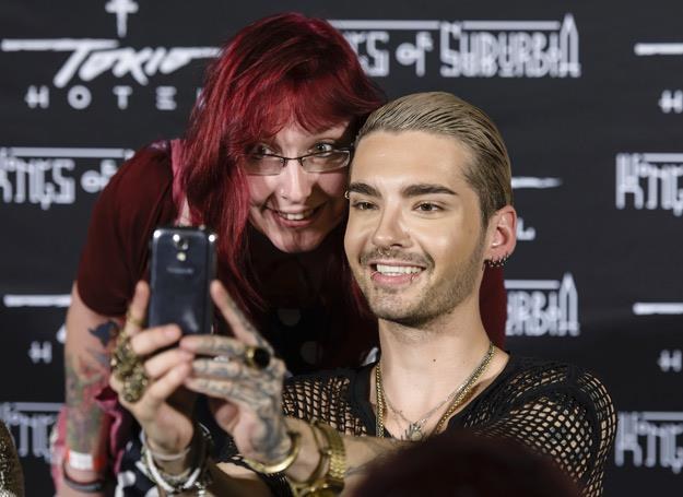 Bill Kaulitz (Tokio Hotel) robi sobie selfie z fanką - fot. Clemens Bilan /Getty Images
