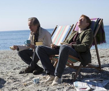 Bill Nighy i Domhnall Gleeson w scenie z filmu "Czas na miłość"