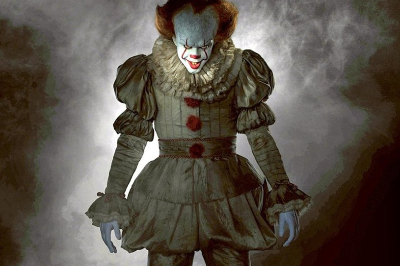 Bill Skarsgård gra Pennywise'a w najnowszej odsłonie przygód morderczego klauna /materiały prasowe