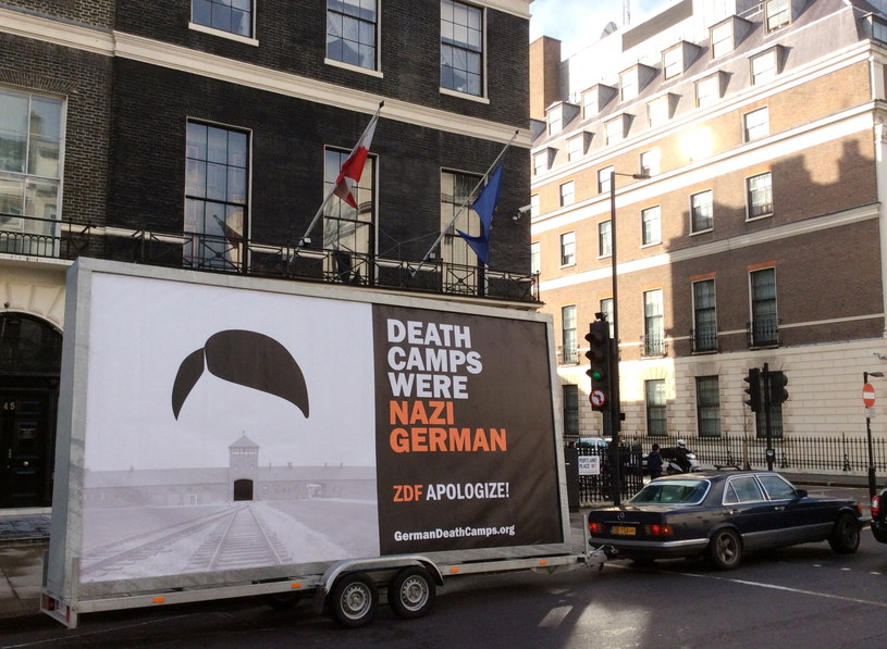 Billboard pokazano przed siedzibą BBC w Londynie /Jakub Krupa /PAP