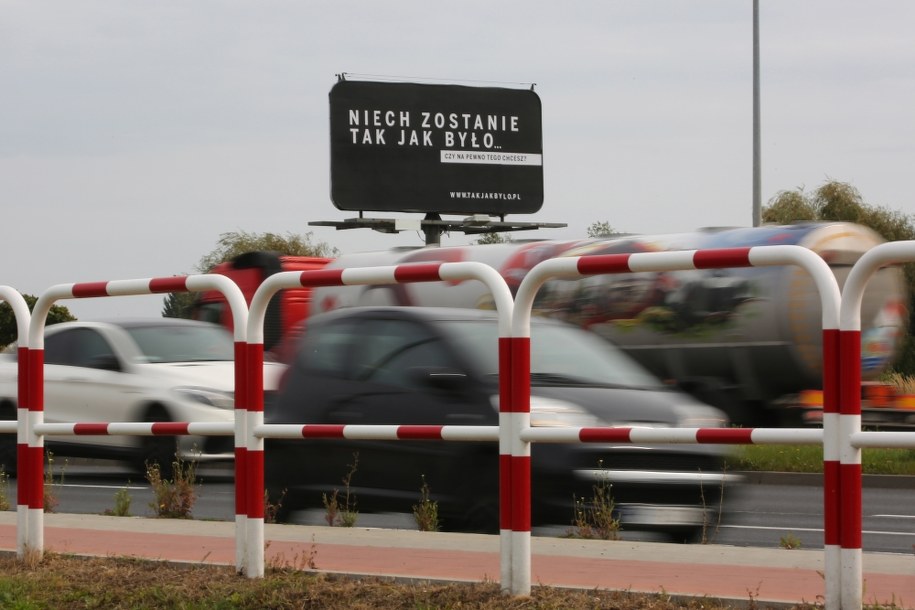 Billboard z napisem „Niech zostanie tak, jak było...", będący elementem kampanii zorganizowanej przez Polską Fundację Narodową /Tomasz Wojtasik /PAP