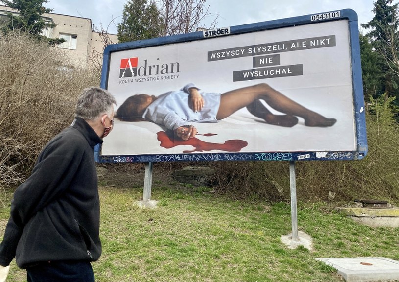 Billboard z reklamą rajstop firmy Adrian. Hasło na plakacie brzmi: "Wszyscy słyszeli, ale nikt nie wysłuchał". /Jakub Kaminski/East News /East News