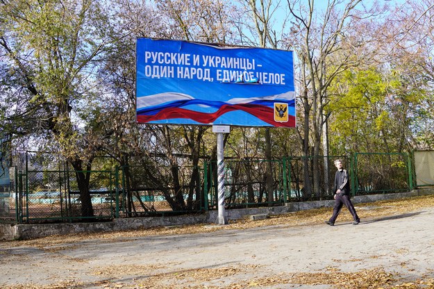Billboard z rosyjską propagandą w wyzwolonym Chersoniu. /Alena Solomonova /PAP