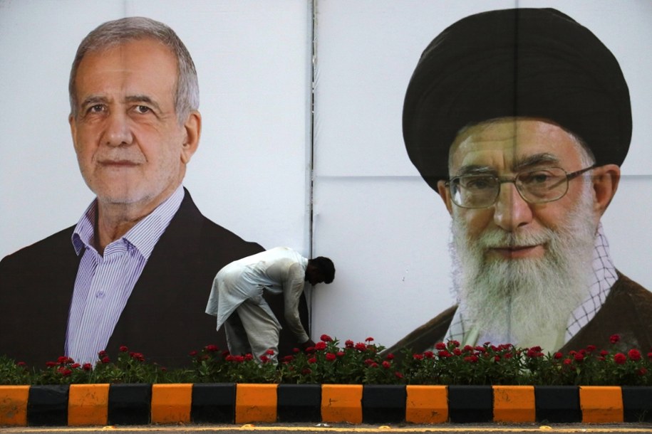 Billboard z wizerunkiem prezydenta Iranu Masudem Pezeszkianem i najwyższym przywódcą duchowo-politycznym Iranu Alim Chameneim /SOHAIL SHAHZAD /PAP/EPA