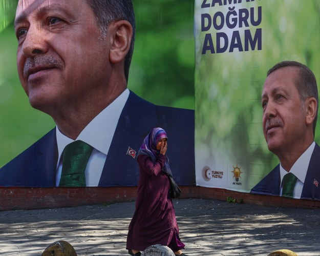Billboardy z ubiegającym się o reelekcję prezydentem w Stambule /SEDAT SUNA /PAP/EPA