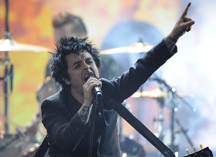 Billie Joe Armstrong (Green Day) pokazuje kto był numerem 1 - fot. Kevork Djansezian /Getty Images/Flash Press Media