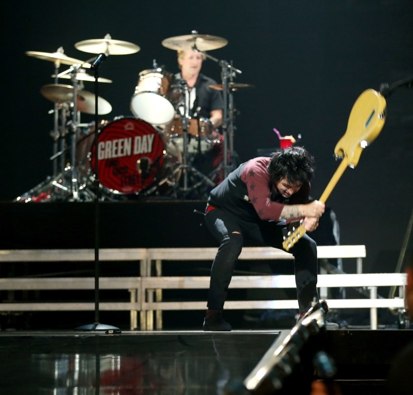 Billie Joe Armstrong robiący rozróbę na scenie /Christopher Polk /Getty Images