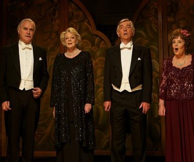 Billy Connolly, Maggie Smith, Tom Courtenay i Pauline Collins w scenie z filmu "Kwartet"