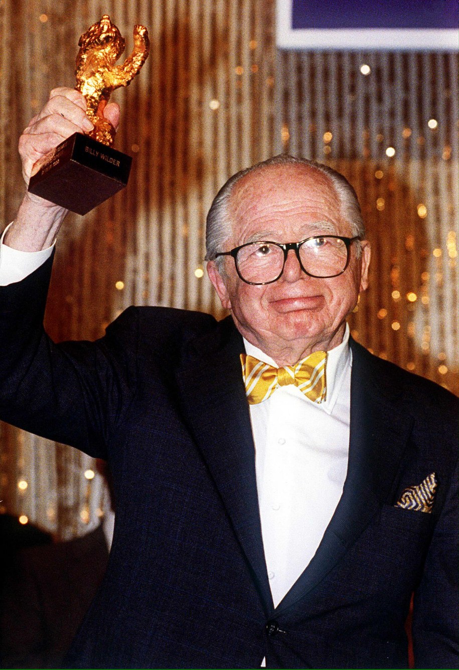 Billy Wilde ze "Złotym niedźwiedziem" podczas Berlianale w lutym 1993 roku / 	DPA FILES /PAP/EPA