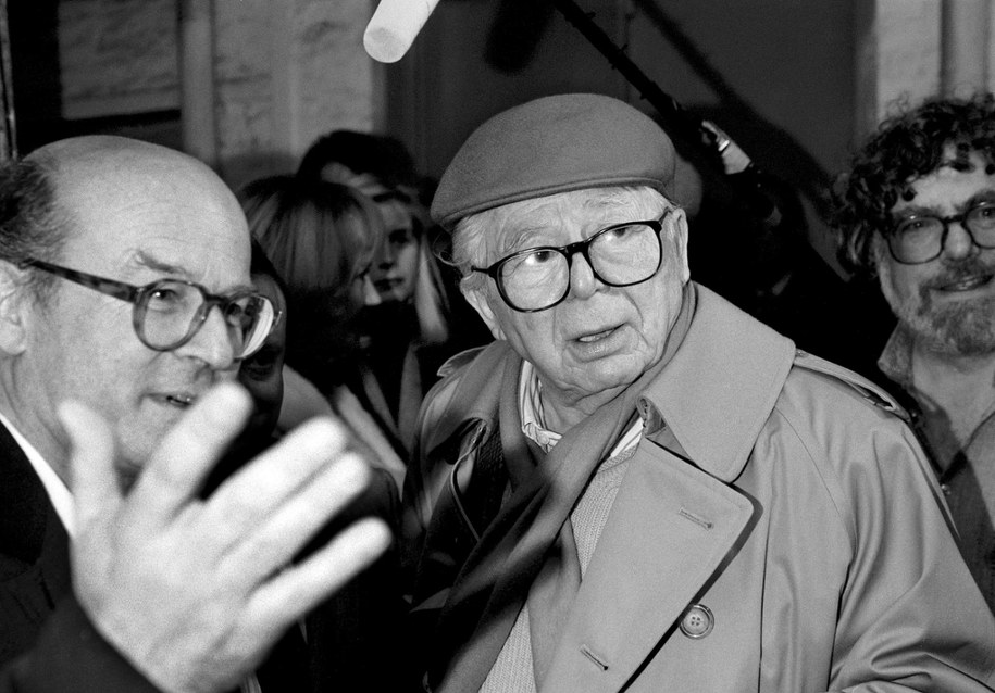 Billy Wilder (w środku, w nakryciu głowy) na zdjęciu z 26 lutego 1993 roku /JANN JENATSCH /PAP/PA