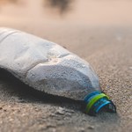 Biodegradowalny i samoregenerujący się plastik. Nowe odkrycie naukowców