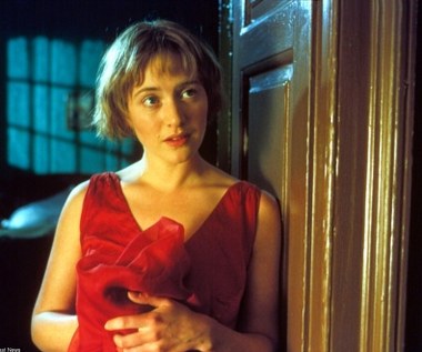 Biograficzny film "Iris" (2001) był studium pięknej, choć burzliwej miłości pisarki Iris Murdoch i jej męża, krytyka literatury, Johna Bayleya. Kate Winslet, która wcieliła się w młodą Iris, otrzymała za swoją kreację nominację do Oscara, BAFTY i Złotego Globu. Rola ta, choć drugoplanowa, do dzisiaj pozostaje jedną z najbardziej wyrazistych w jej karierze.

 