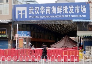 Biolog: Pierwszy znany pacjent z COVID-19 pracował na targu w Wuhan