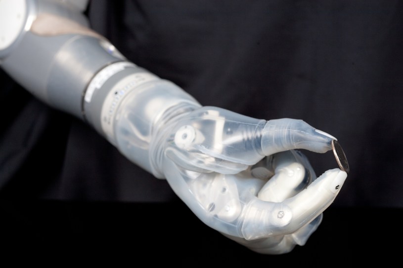 Bioniczne ramię jest sterowane za pomocą fal mózgowych. /materiały prasowe