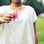 "Biopsja rozsiewa guza". "Chemia gorsza niż rak". Obalamy szkodliwe mity o raku piersi