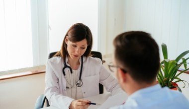 Biorą L4 i wydłużają weekend. ZUS kręci bat na "sprytnych" pracowników