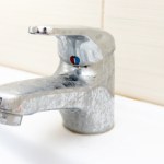 Biorę to z kuchni i nacieram kran. Kamień znika w zaledwie chwilę 