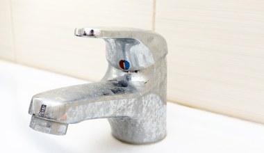 Biorę to z kuchni i nacieram kran. Kamień znika w zaledwie chwilę 