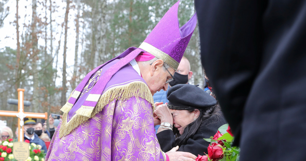 Biskup Długosz i wdowa po Krawczyku podczas pogrzebu /Piotr Molecki /East News