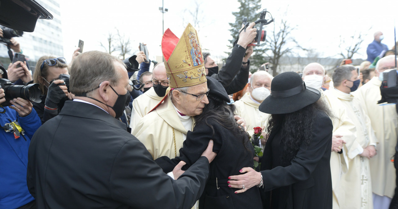 Biskup Długosz podczas pogrzebu Krzysztofa Krawczyka /Tadeusz Wypych /Reporter